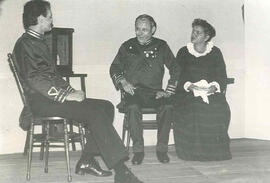 Fotografías del grupo de teatro del Archivo Nacional representando la obra Las Triquiñuelas del a...