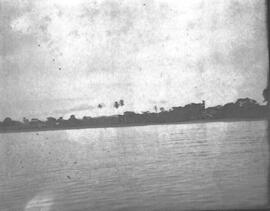 Negativos del Río Tigre en Santo Domingo. Golfo Dulce. Se observa una embarcación. Estos negativo...