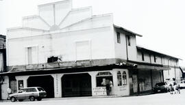 Fotografía del edificio que ocupó el antiguo cine Guadalupe. 100 mestros oeste de le esquina noro...