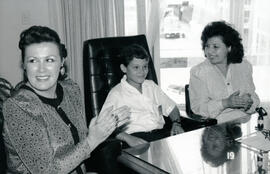 Fotografía de Virginia Rojas, Viceministra de Educación y Virginia Chacón, Directora del Archivo ...
