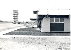 Fotografía de el edificio y la torre de control del aeropuerto de Pavas Tobías Bolaños. San José