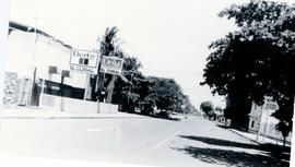 Fotografía de una calle en el Puerto de Puntarenas, se observa el negocio El Coral Puntarenas