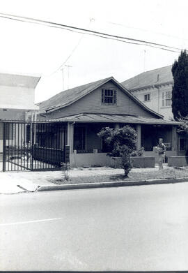 Fotografía de una residencia moderna ubicada sobre el Paseo Colón. Calle 28-30 Sur. San José