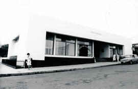 Fotografía de la parte frontal del edificio de la Casa Parroquial y Radio Santa Clara. Se encuent...