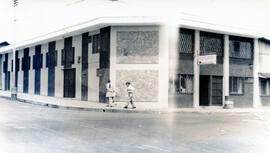Fotografía del edificio del Salón Comunal de Barrio Claret, construido por su Asociación de desar...