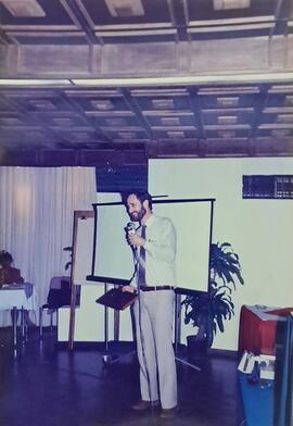 Fotografía de un hombre exponiendo en el Seminario de Fertilidad y Nutrición en América
