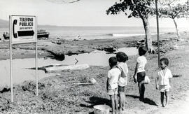 Fotografía de una playa de la provincia de Limón. Aparecen en la toma, niños habitantes de lugar ...