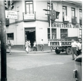 Fotografía del edificio de la Ferretería Jiménez, situado en avenida 2, calle 6, esquina sureste....