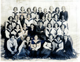 Fotografía con la imagen de un grupo de bachilleres graduados del Colegio Superior de Señoritas, ...