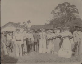 Fotografía de un grupo de bailes folclóricos, en un lugar ensacatado. Se observa vestuario. Las m...