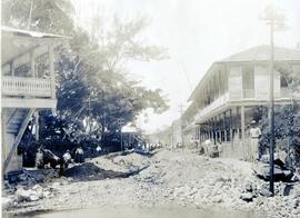 Fotografías de la construcción de la Avenida Segunda en Limón. Se observa los edificios de la Tes...