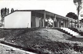 Fotografía de la Escuela de San Pedro de Poás. Tomas de la ampliación de tres aulas prefabricadas...