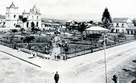 Fotografía del parque de Heredia en 1909. Puede observarse la Catedral de Heredia, algunas casa p...