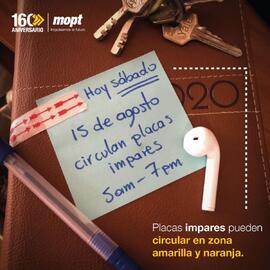 Afiches con información sobre circulación de placas durante la restricción vehicular, esto en el ...