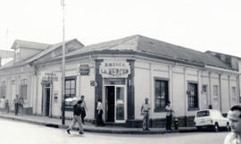 Fotografía de la Botica La Merced, vista de frente. Situada en calle 10, avenida 4. San José, Cos...