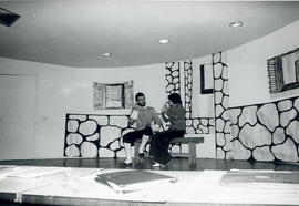 Fotografía del grupo de Teatro del Archivo Nacional en la obra Todo por unos trastecillos desprec...