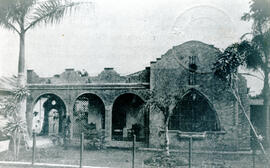Fotografía de una casa modelo, construcción financiada por el Banco Nacional de Costa Rica, con u...