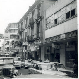 Fotografía de los edificios de la Tienda Palace y de Ropa Intima Ana, situados en avenida central...