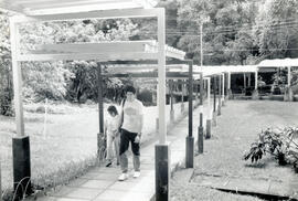 Fotografía con la imagen de uno de los pasadizos que comunica la Escuela de Estudios Generales y ...