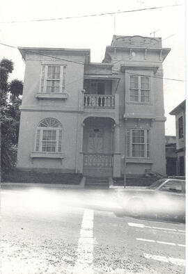 Fotografía de una casa de habitación. Situada en avenida 7 y 11, calle 15, Barrio Otoya. San José