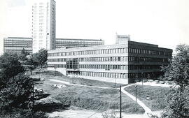 Fotografía de las fachadas del moderno archivo en Alemania Federal.