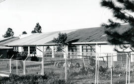 Fotografías con imágenes del edificio del kínder y Escuela 12 de marzo, situado en la carretera i...