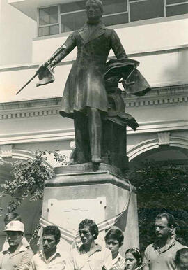 Fotografías de la estatua de Juan Mora Fernández en el parque del mismo nombre. San José, Costa Rica