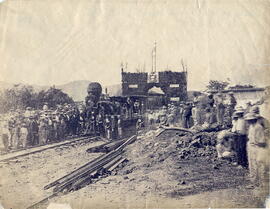Fotografía de la entrada principal de la primera Locomotora en Cartago. Se observa la concurrenci...