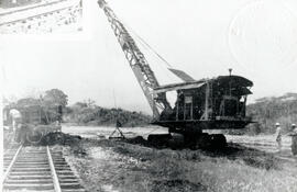 Fotografía de una draga de arrastre mecánica, cargando grava fluvial balastre. Se observa parte d...
