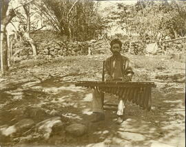 Fotografía de un marimbero en Bagaces de Guanacaste. La marimba es un instrumento de origen afric...