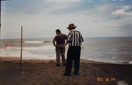 Fotografía de dos personas en la playa, de visita a finca de plantas de banano