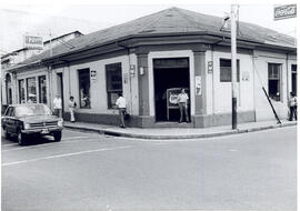 Fotografía del Bar Roma. Situado en avenida 1, calles 1 y 3, esquina noroeste San José