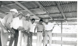Fotografías de la visita de funcionarios de gobierno a Puriscal, entre ellos Mario Charpantier. S...