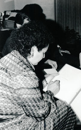 Fotografía de Ana Virginia García De Benedictis, Jefe del Departamento Documental, en la firma de...