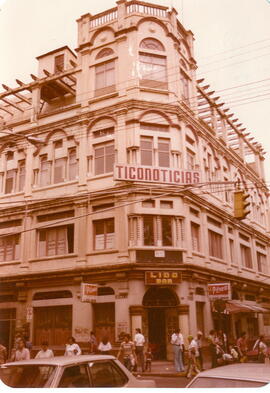 Fotografía del edificio ocupado por el Bar Lido y Ticonoticias. Situados en avenida 3, calle 2, e...