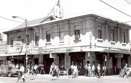 Fotografía de los edificios ocupados por la Farmacia Sue y Deportes Méndez, situados entre calle ...