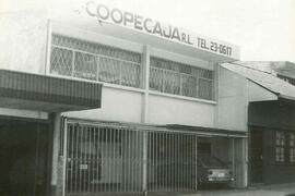 Fotografía del edificio en donde se encuentran las oficinas de Coopecaja R.L. en ave. 8 calle 5-7...
