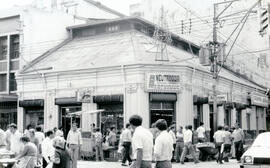 Fotografía de la Farmacia Calderón, ubicada en avenida central, calle 6, esquina sureste San José