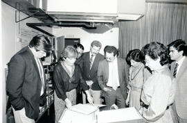Fotografías de autoridades del Gobierno en un recorrido por las unidades de Microfilmación, Conse...