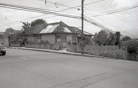 Fotografía panorámica de la casa de habitación T2001, esquinera y que actualmente está deshabitad...