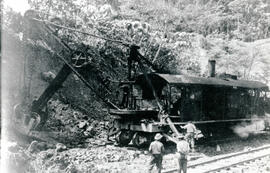 Fotografía de una pala de vapor en Sanchando un corte a un costado de la línea ferroviaria. Apare...