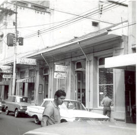 Fotografía del estudio fotográfico Roa y del edificio de Disco Centro. Situado en avenida central...