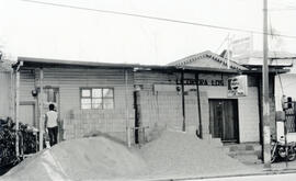 Fotografía de una casa de habitación casi demolida y de la Licorera Los Pinos, situada en calle 2...