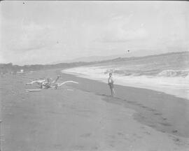 Negativo de panorámica de una playa en el Océano Pacífico. se observa una persona. Costa Rica