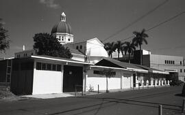 Fotografía Perspectiva de la Casa Cural, la Iglesia de Santa Teresita y de la Agencia del Banco d...