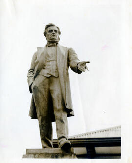 Fotografías del monumento a don Juan Rafael Mora Porras, situado en calle 2 avenidas 1-3, entre e...