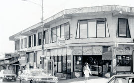 Fotografía de algunos edificios que albergan varios locales comerciales situados en avenida 5, ca...