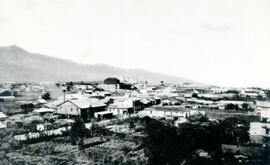 Fotografía del sector central de la ciudad de San José, 1909. Se observan algunas parcelas cultiv...