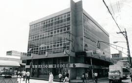 Fotografía del edificio del Banco Weeden, ubicado al costado sur de la Catedral Metropolitana, en...
