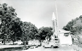 Fotografía del edificio de la Iglesia de Acosta. Se observa parte del parque frente a esa constru...